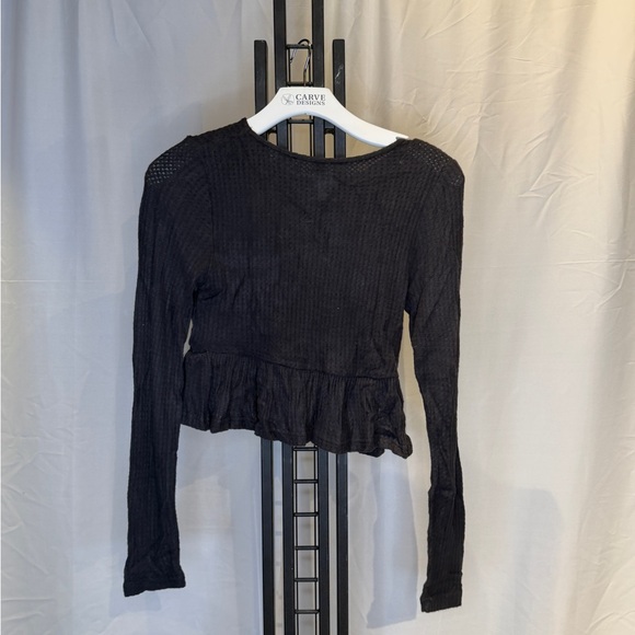 Chic‎ Black Ruffled Crop Top - Picture 3 of 4